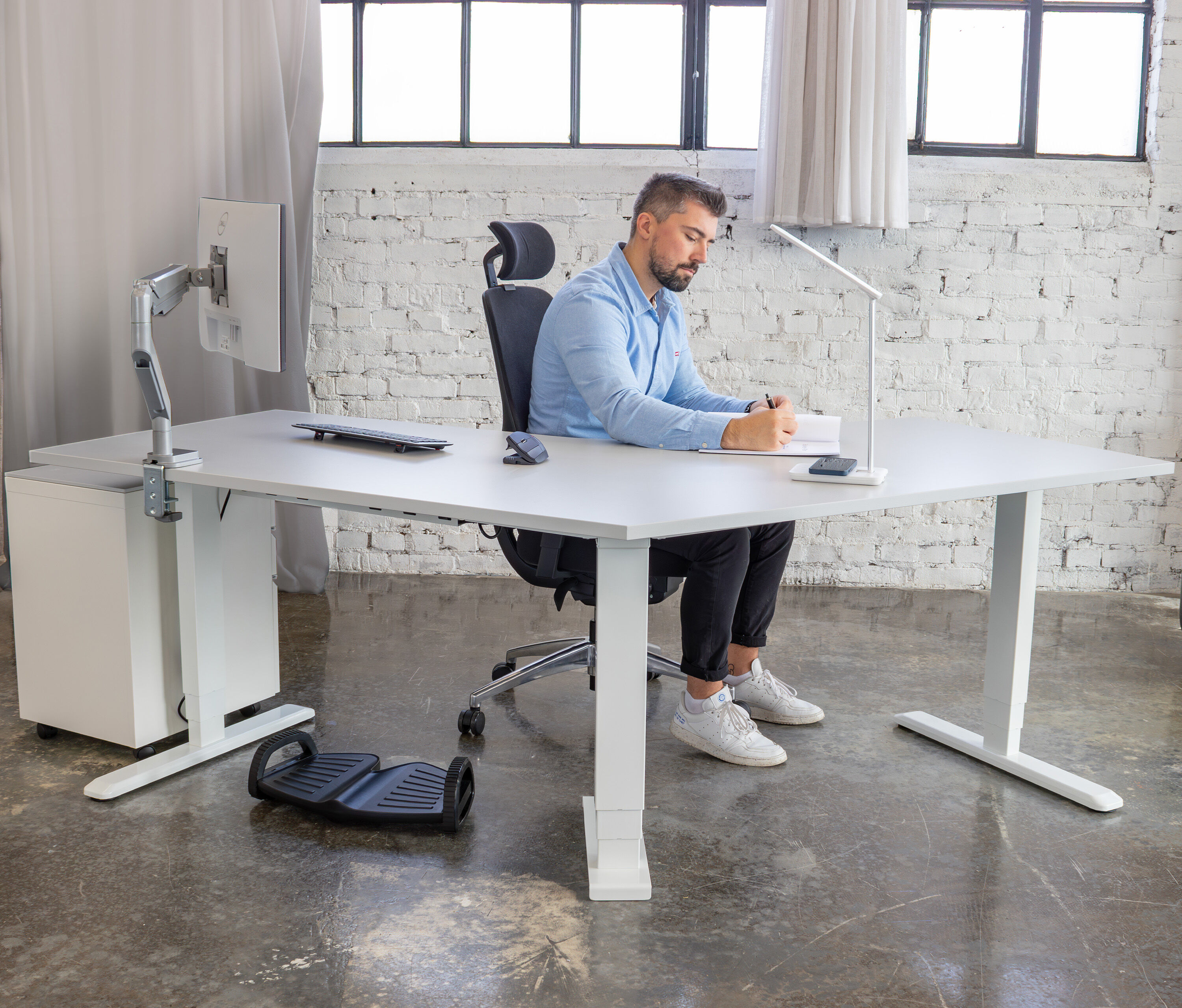 PRIMUS Winkelschreibtisch, Gestell Schwarz, Tischplatte  1400 x 800 x 25 mm Topweiß