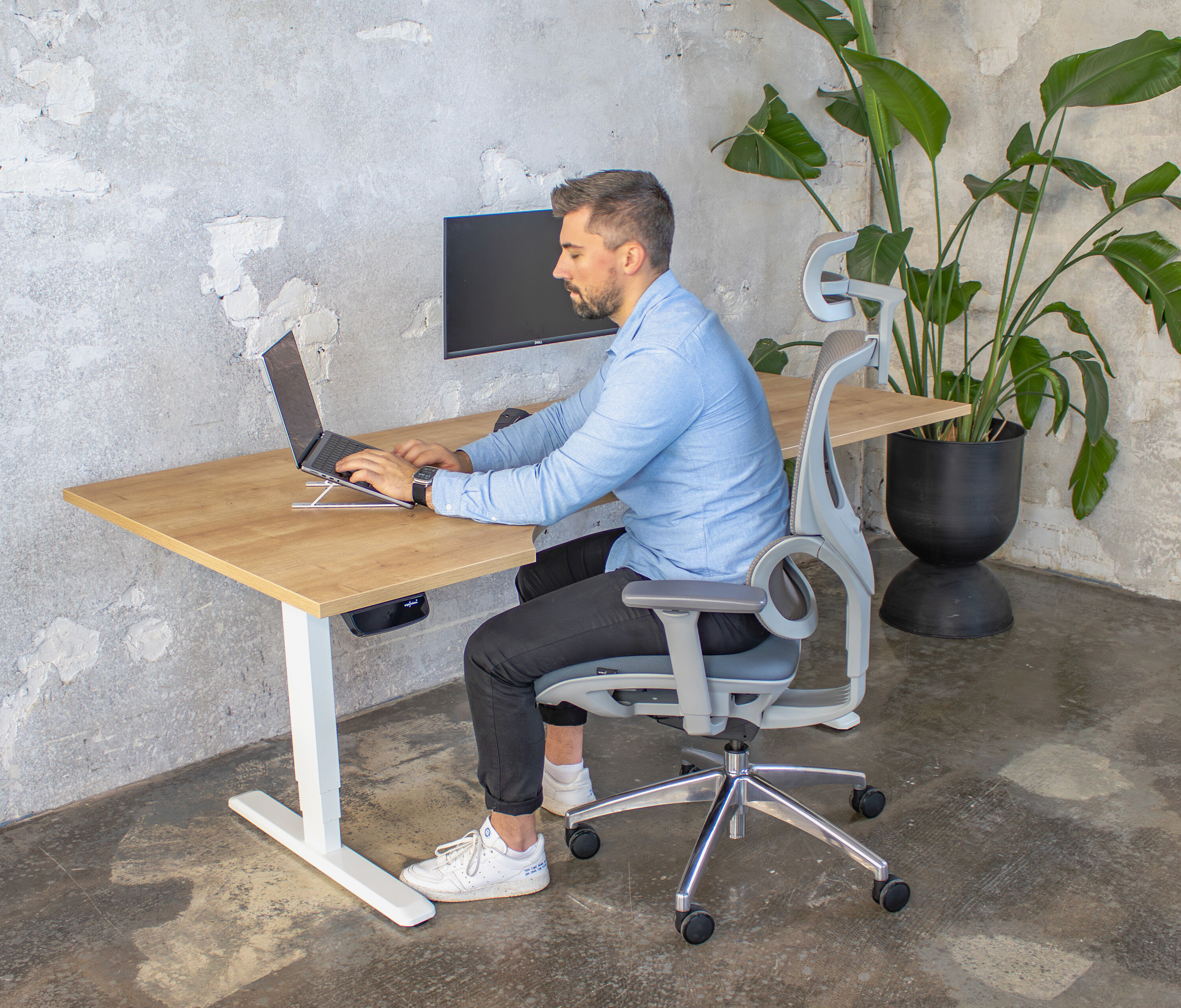 PRIMUS Freiformschreibtisch, Gestell Schwarz, Tischplatte 1600 x 800/1000 x 25 mm Lichtgrau, Ausführung Rechts