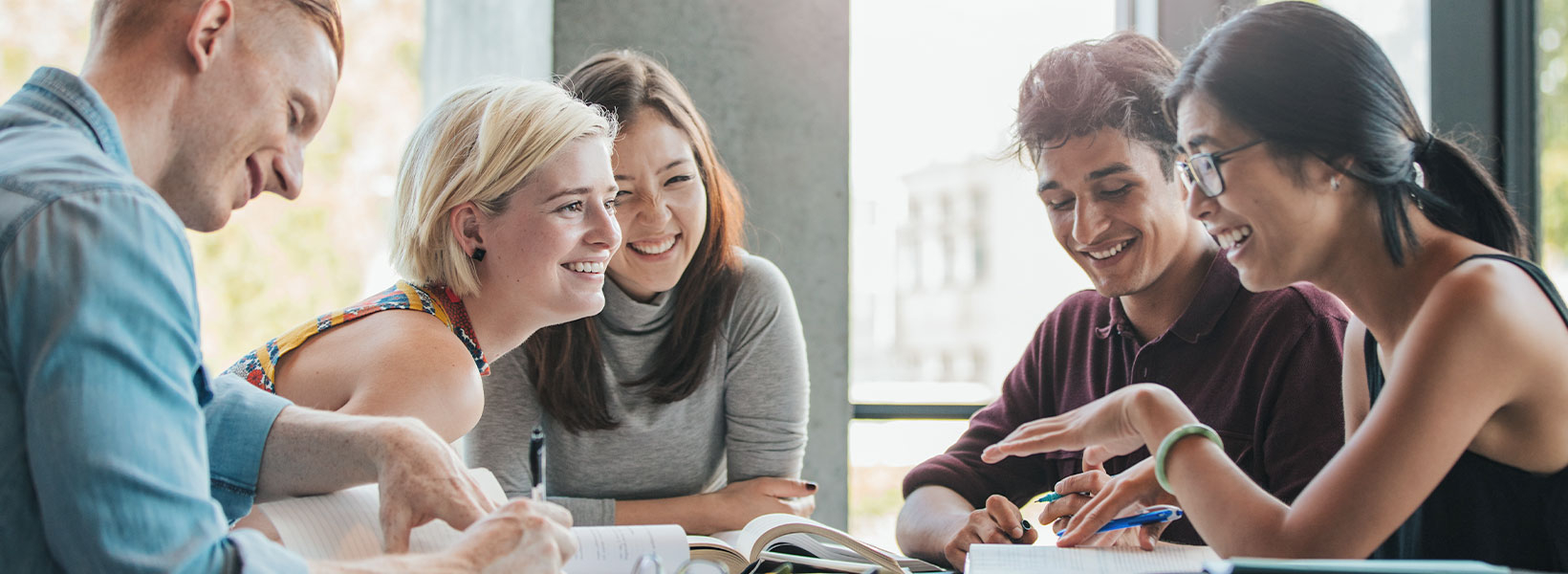 media/image/ERG_Buehne_Studenten.jpg